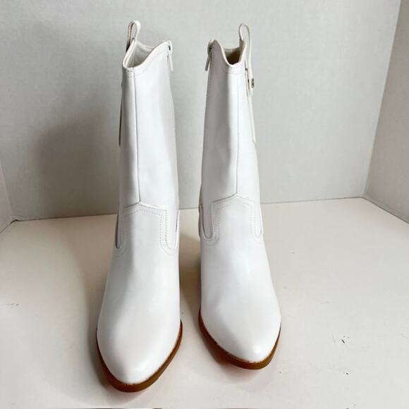 Sleek New Sz 7.5 White Cowboy Boots Ready to Ride. - Picture 2 of 12